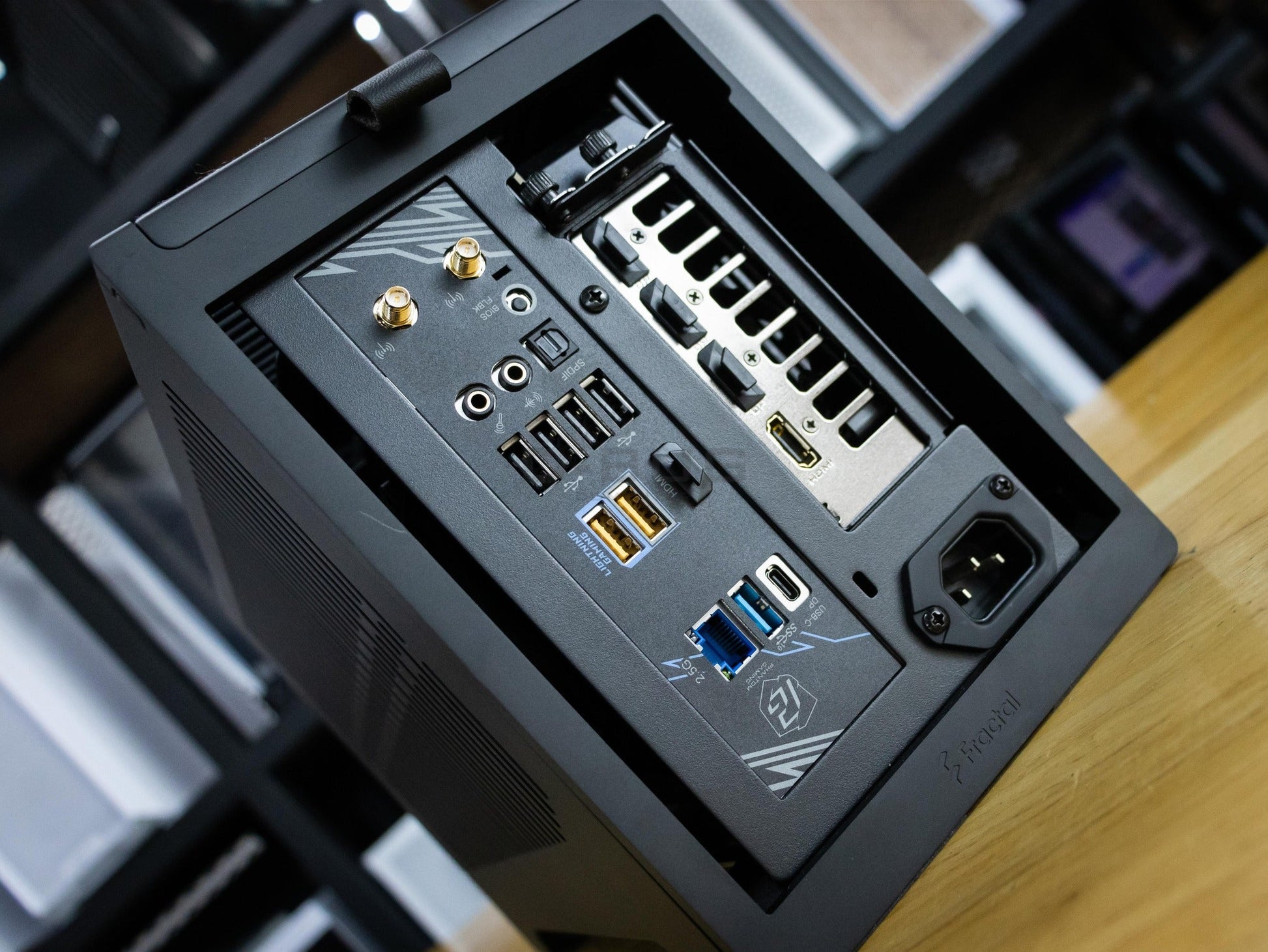 TREX LV18 (Mini-iTX) CPU AMD Ryzen 5 7600 / RTX5070 TI WINDFORCE SFF OC 16GB| DBUG680711 D-BUG COMPUTER