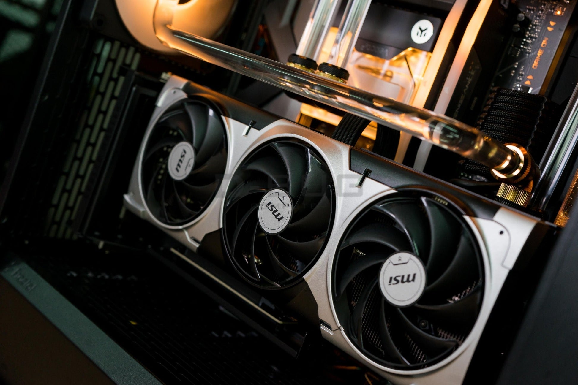 VIBRA LV21 (คอมระบบน้ำเปิด) INTEL Core ULTRA 9 285K  / RTX 5080 OC 16GB GDDR7 | DBUG690103 D-BUG COMPUTER